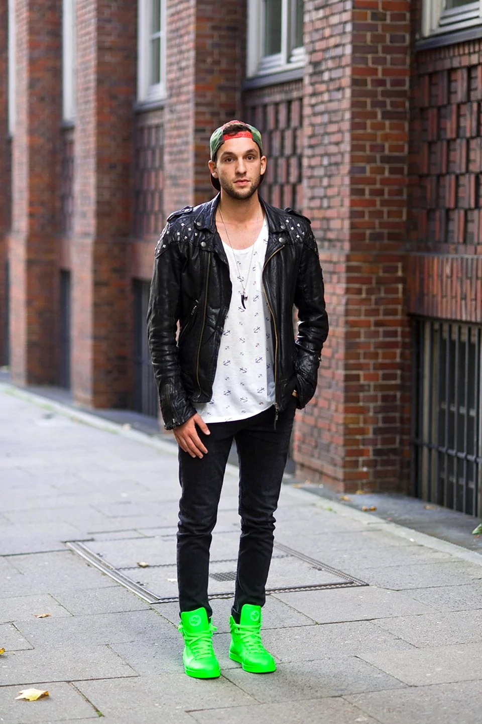 Яркие кроссовки стиль мужчины