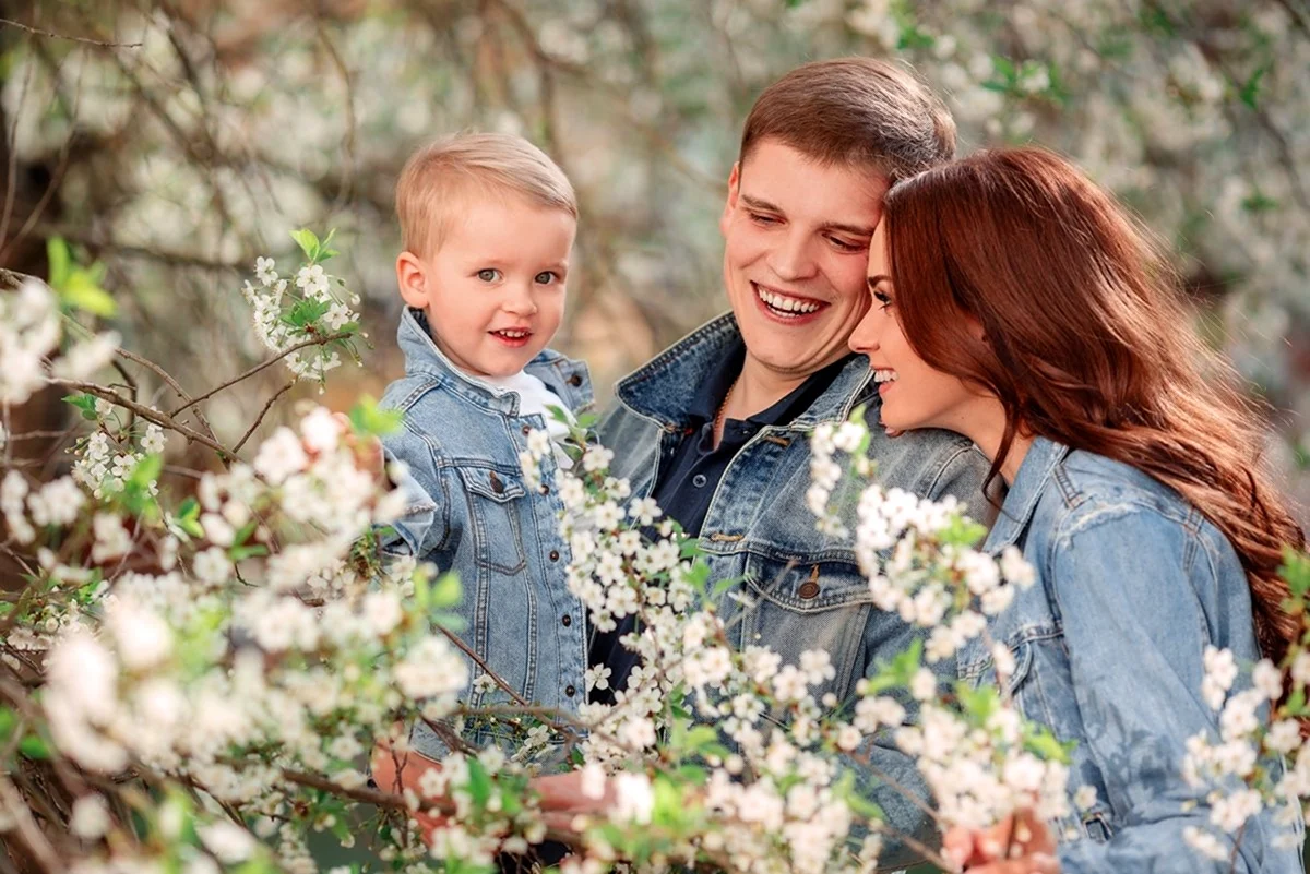 Семейная фотосессия на природе весной