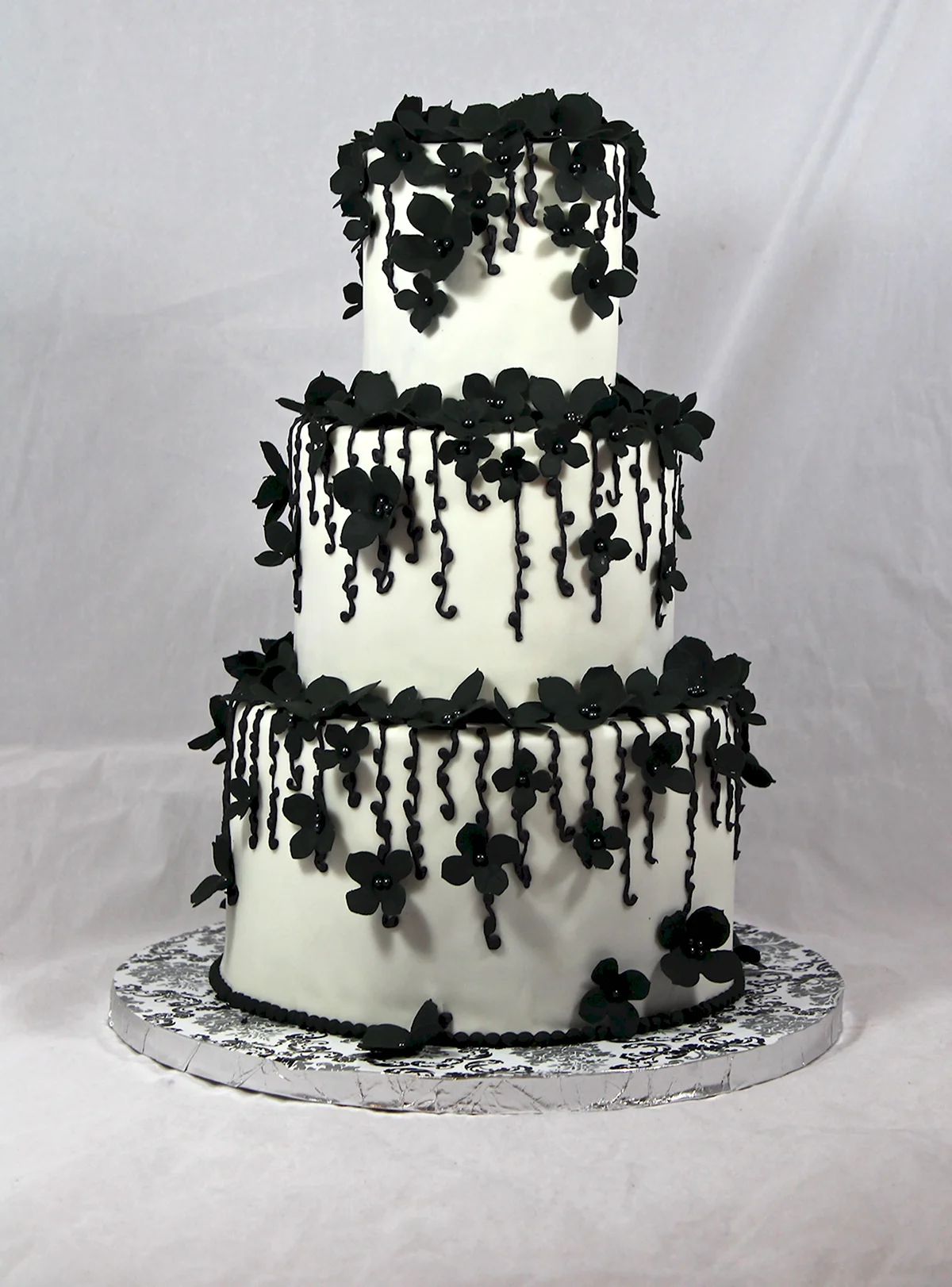 Торт в черно белом стиле