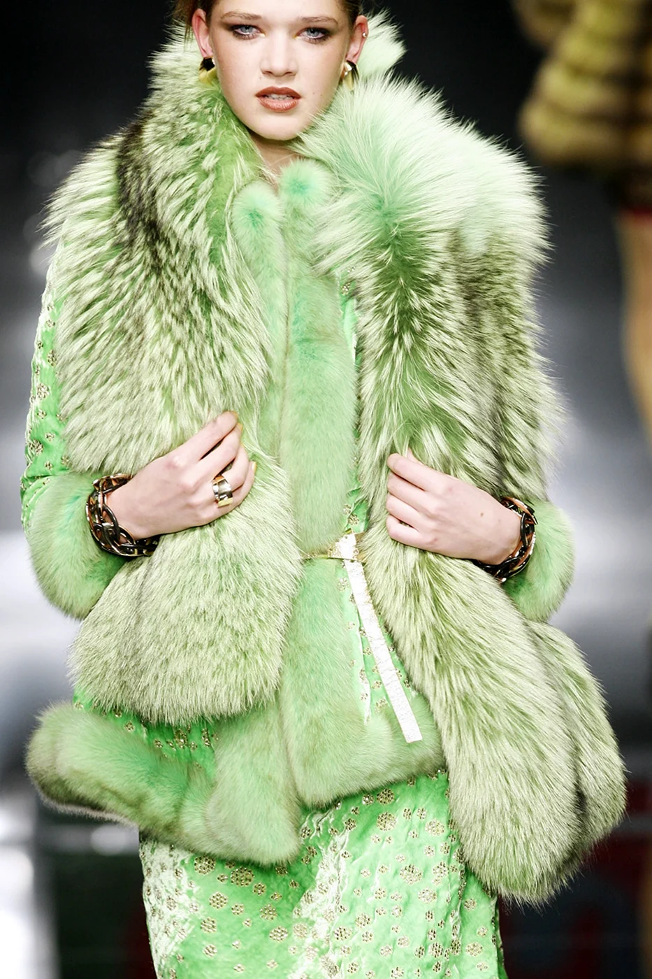 Мода зеленая шуба