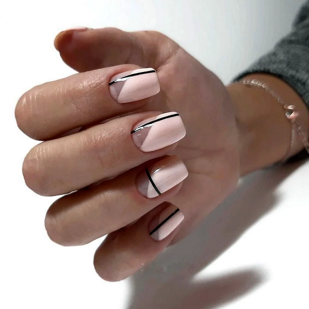 Прозрачный маникюр с полосками