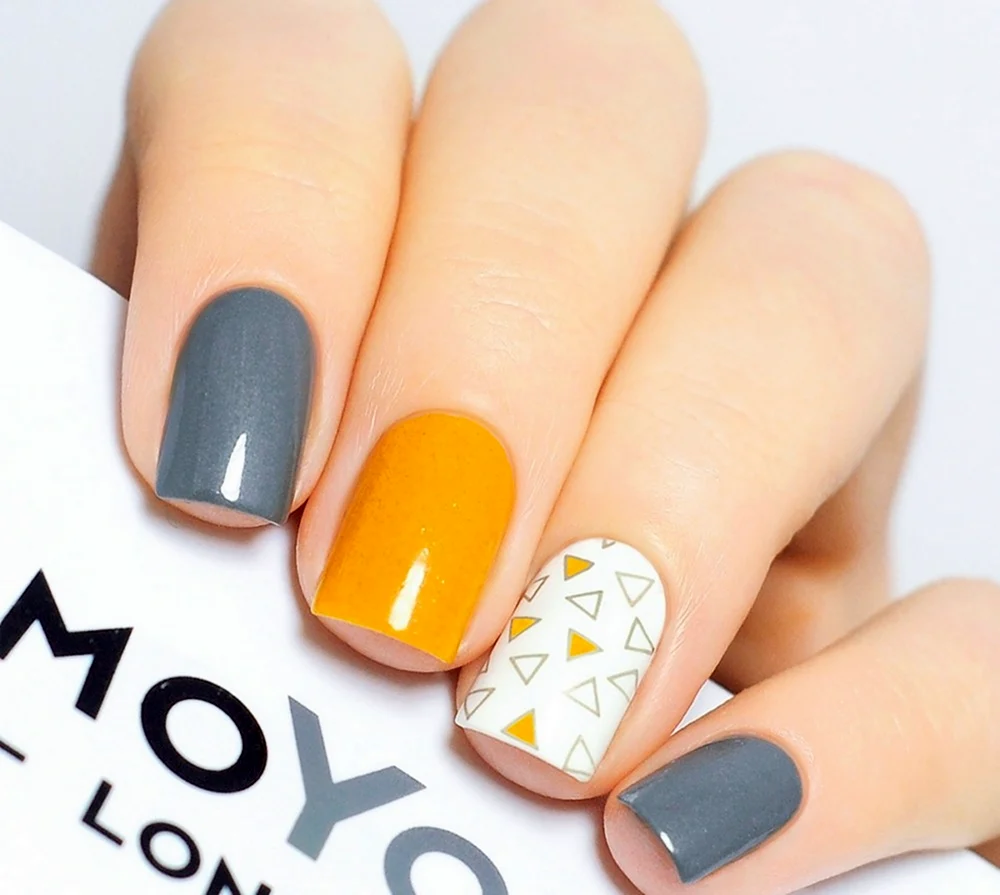 Маникюр серый с желтым
