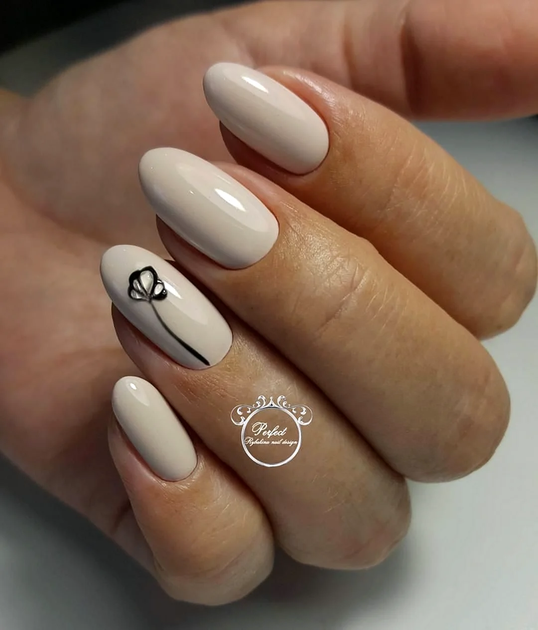 Ногти овал молочный бежевый