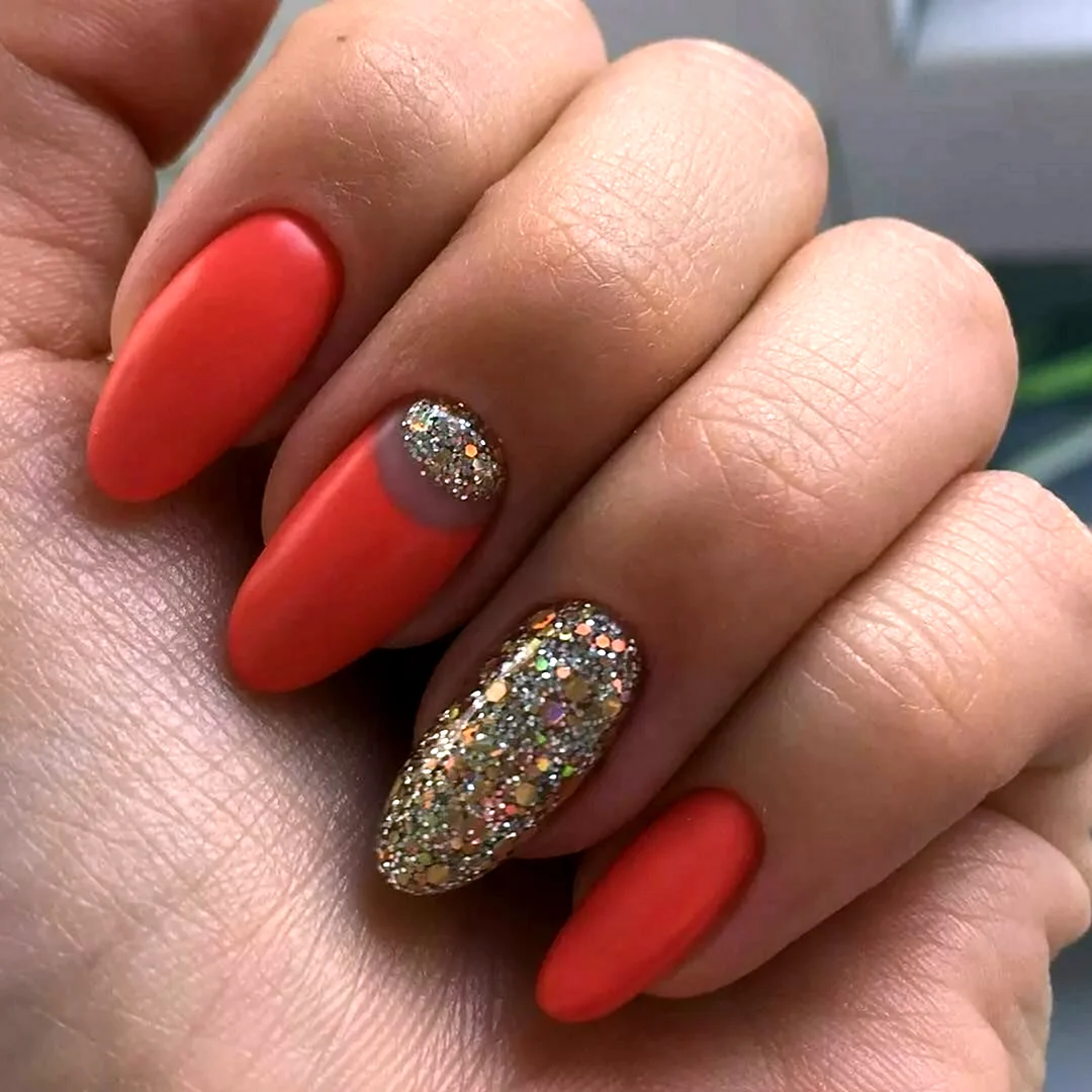 Коралловый маникюр с блестками