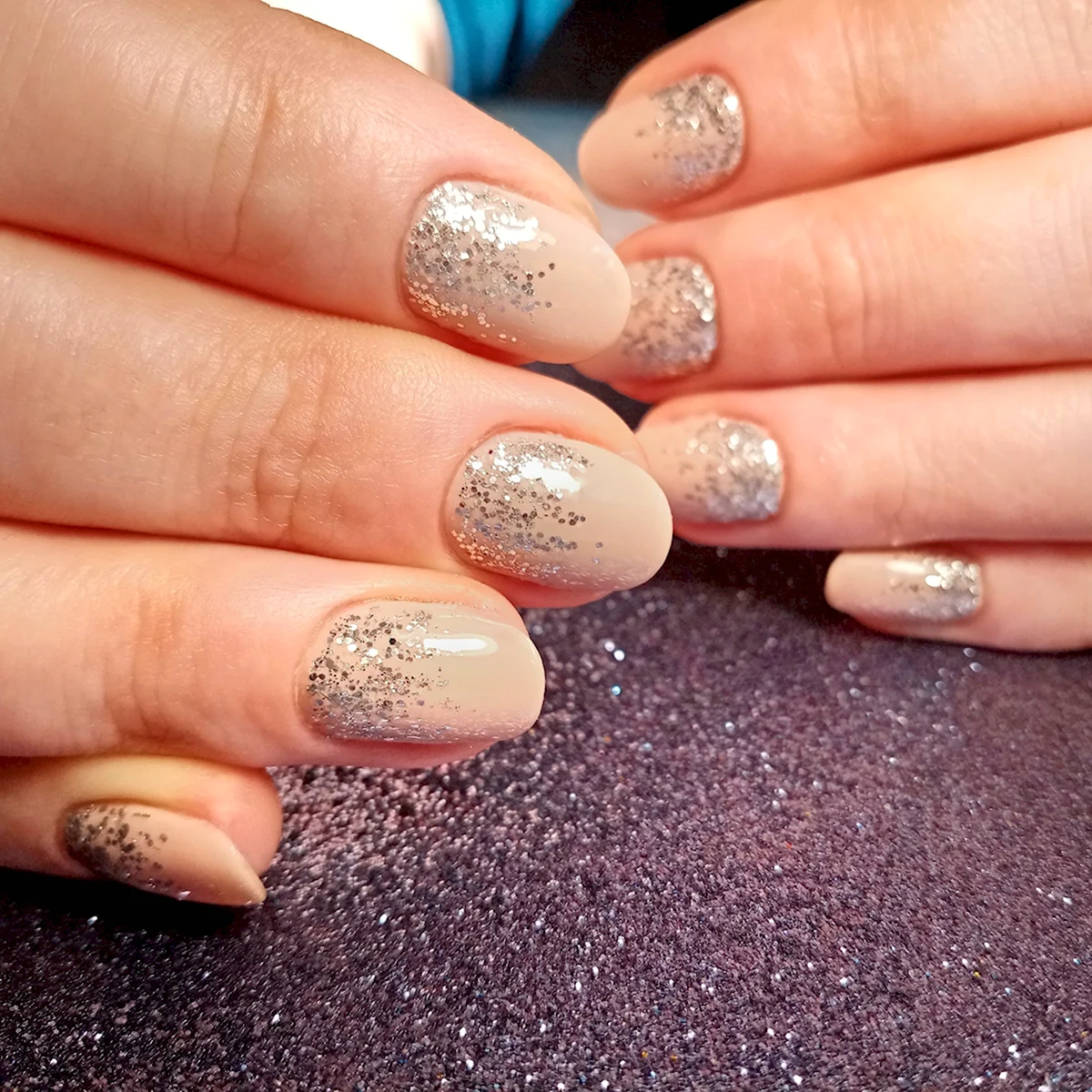 Маникюр бежевый с блестками