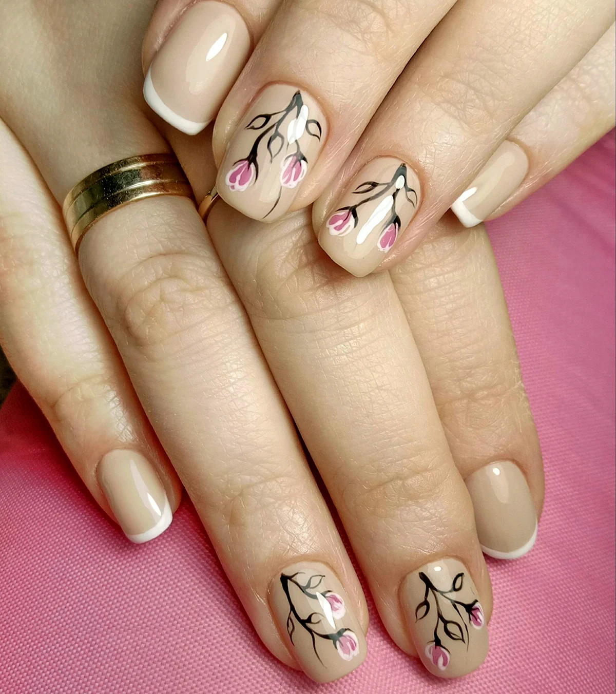 Бежевый маникюр с цветочками