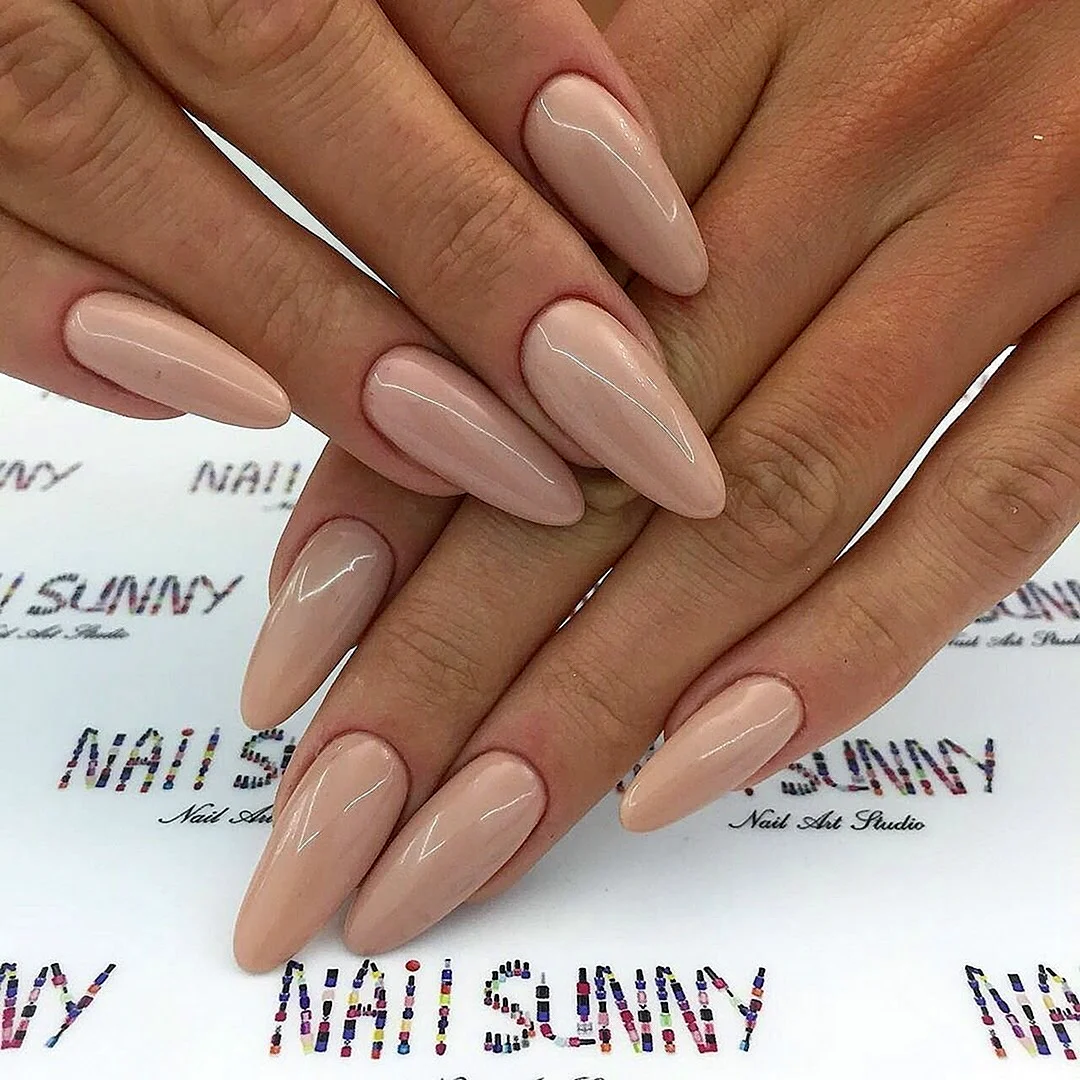Бежевый маникюр на миндалевидных ногтях