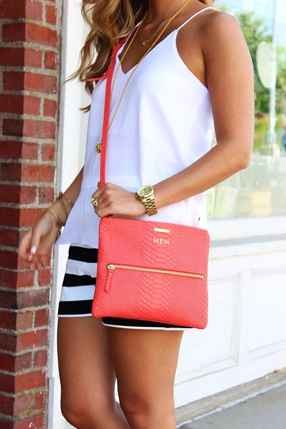 Девушка с сумкой через плечо