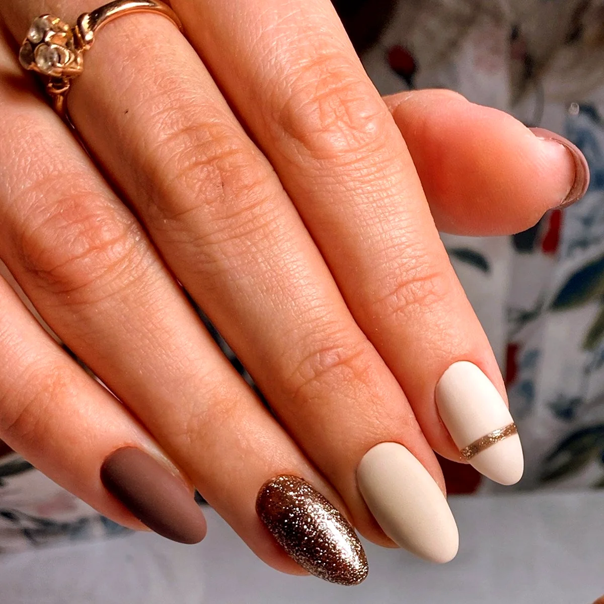 Ногти коричневые с бежевым