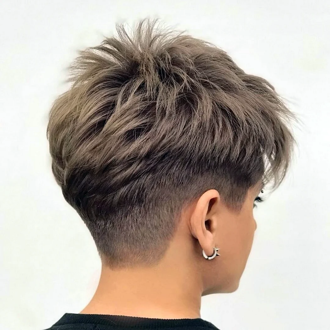 Стрижка з короткою потилицею