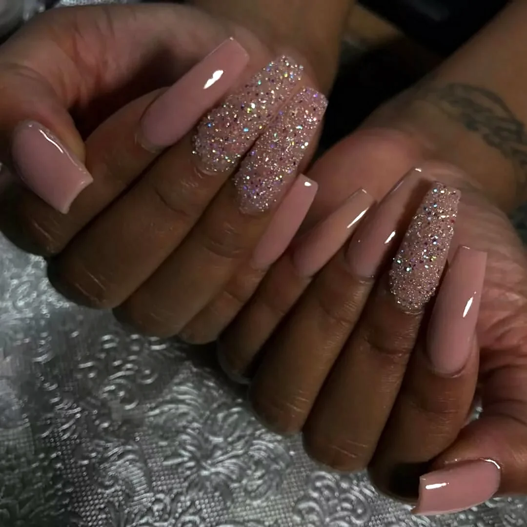 Маникюр телесный с блестками