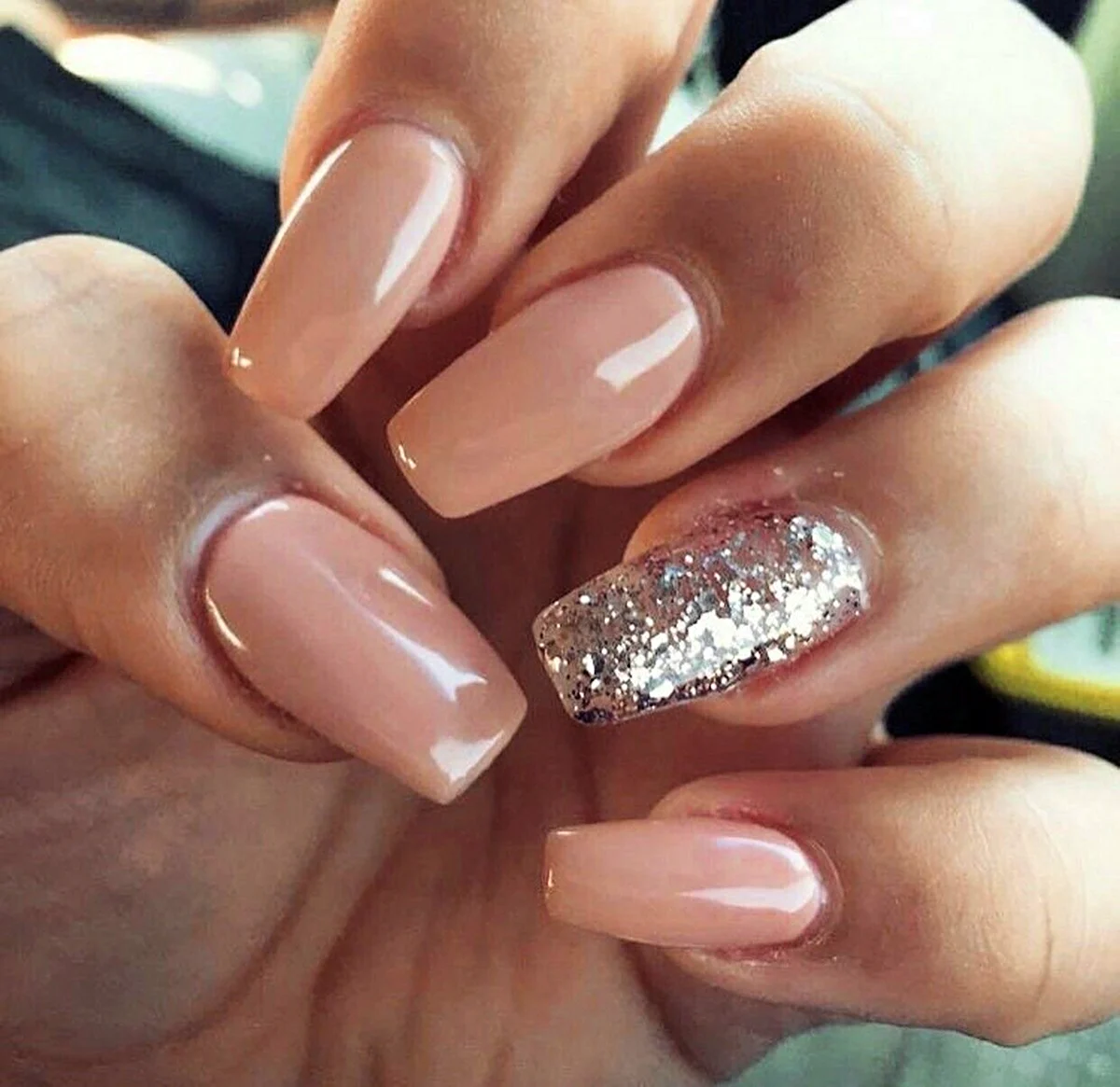 Маникюр бежевый с блестками