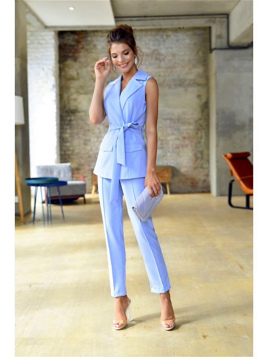 Голубой брючный костюм женский