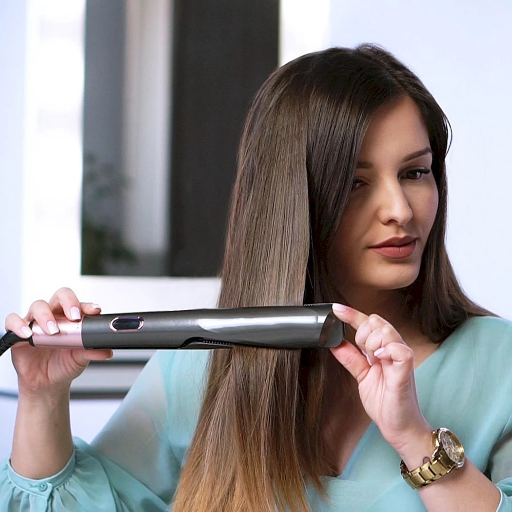 Локони праскою дівчинці