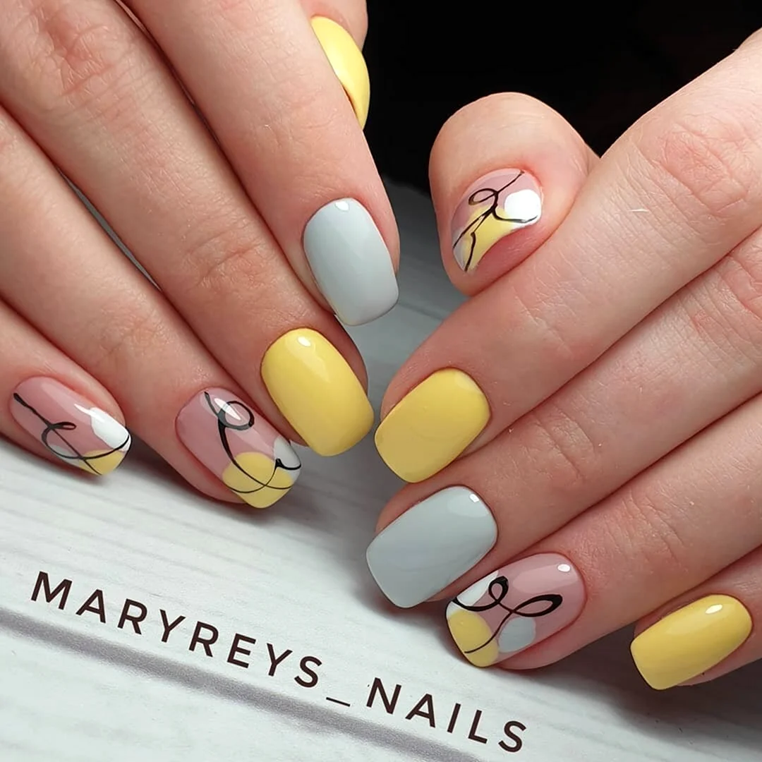 Маникюр Весна 2021 желтый