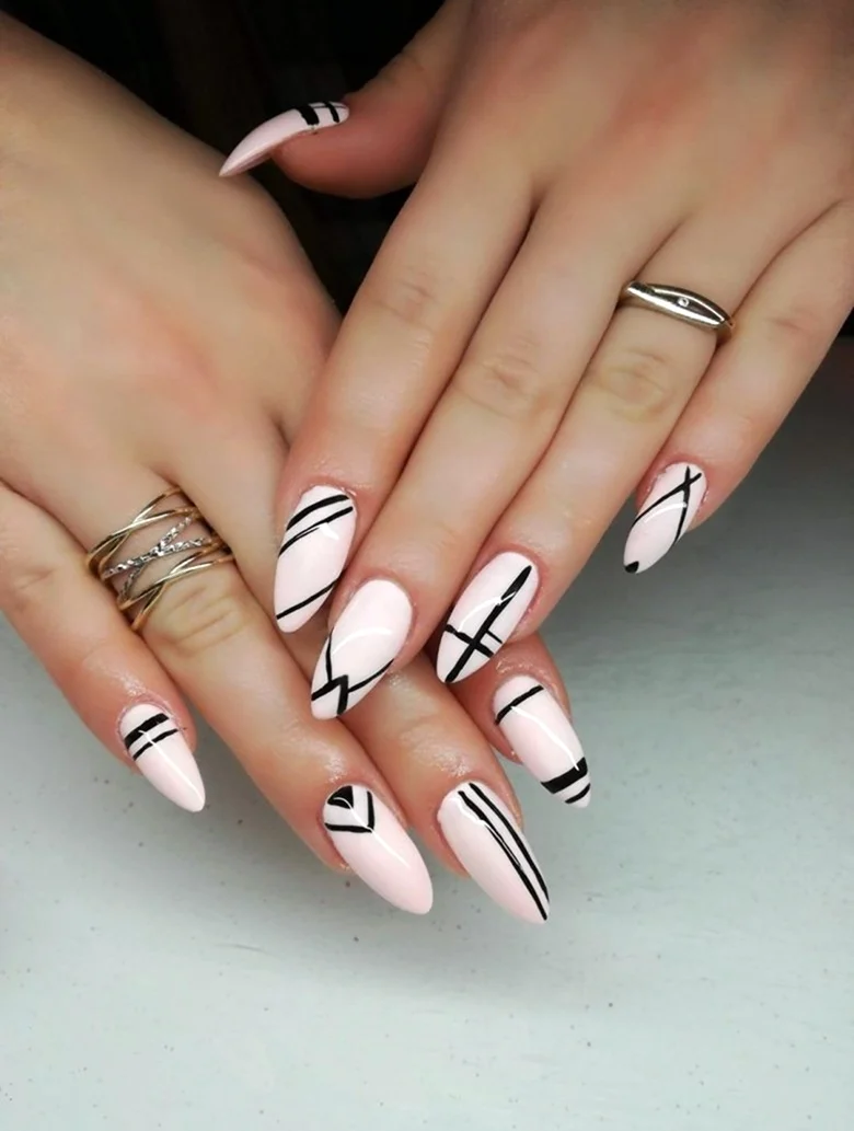 Геометрический узор на длинных ногтях