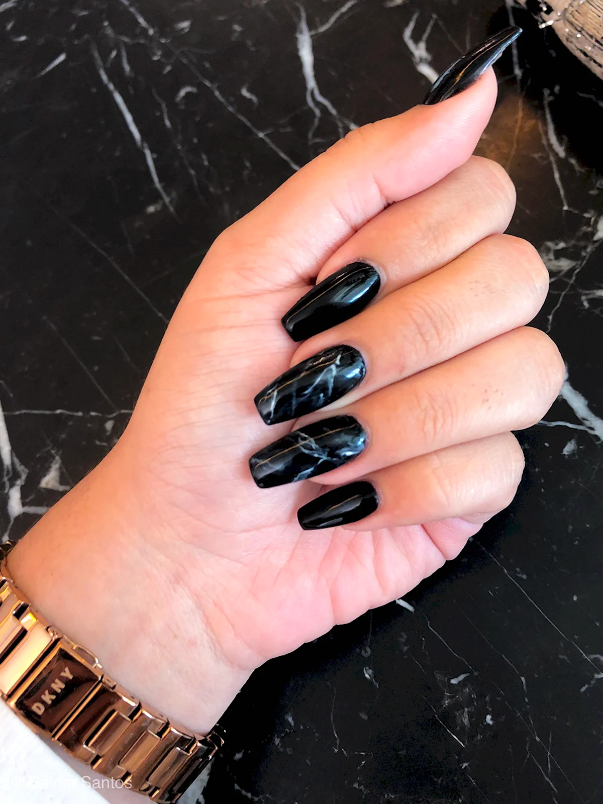 Чёрный маникюр с молнией