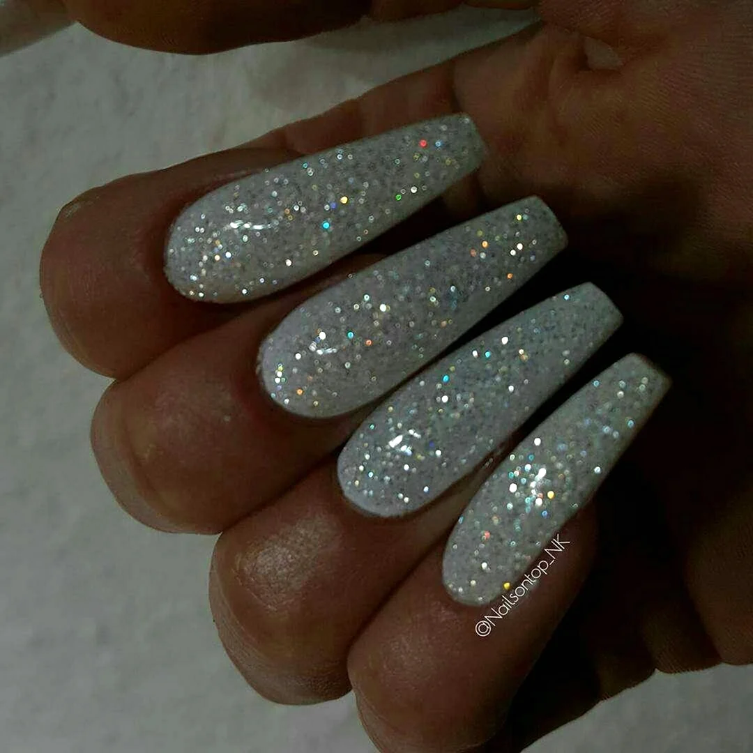 Ногти белые с блестками