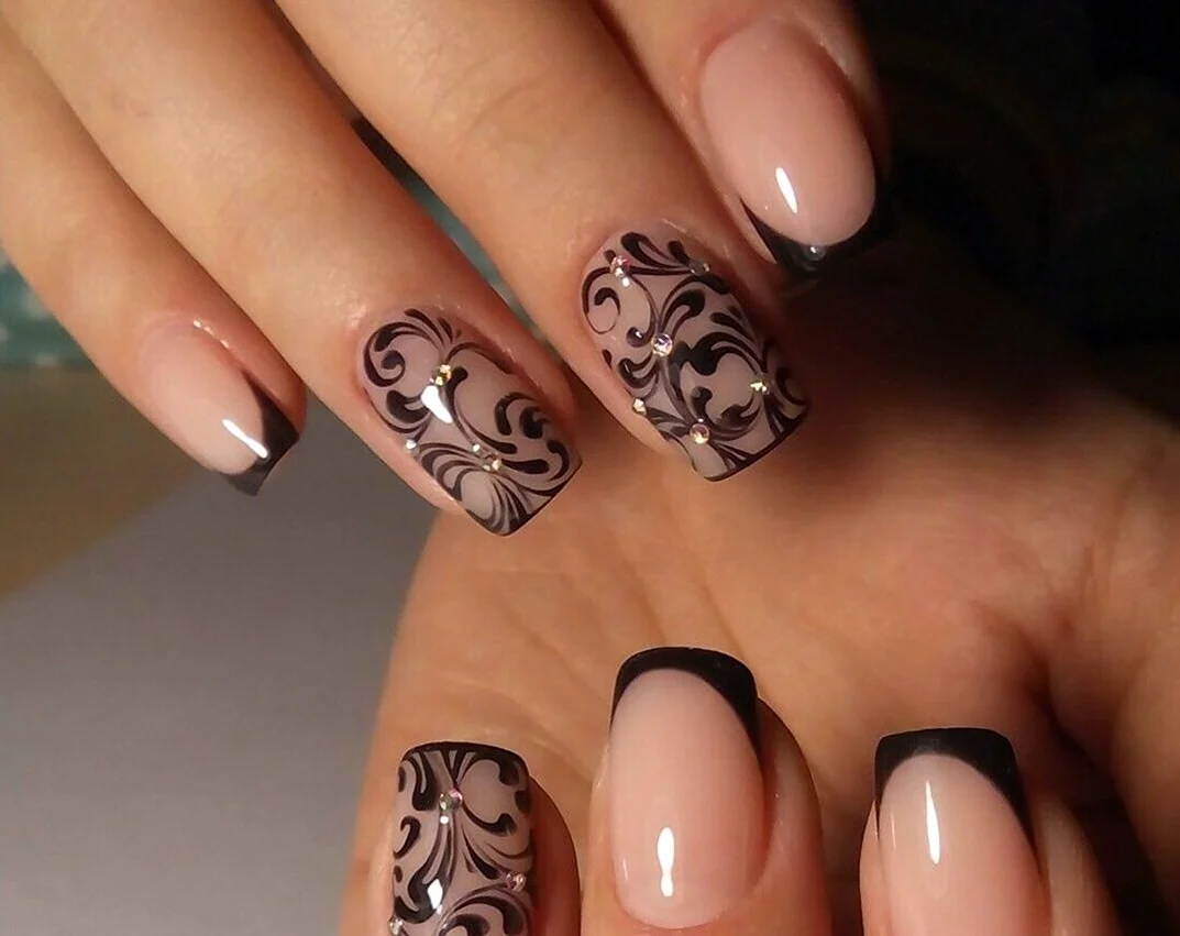 Маникюр в бежево-коричневых тонах