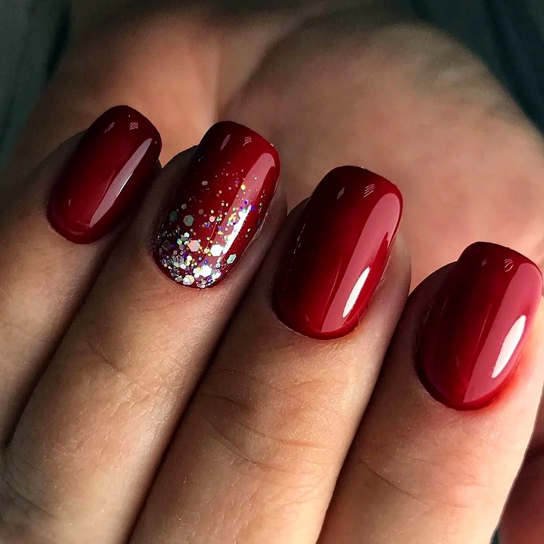 Красивый красный маникюр