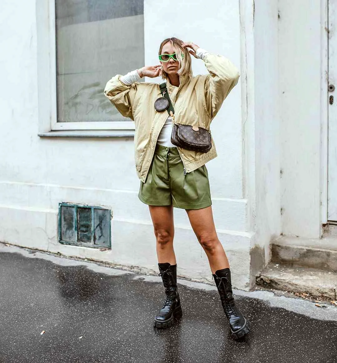 Женщина в берцах