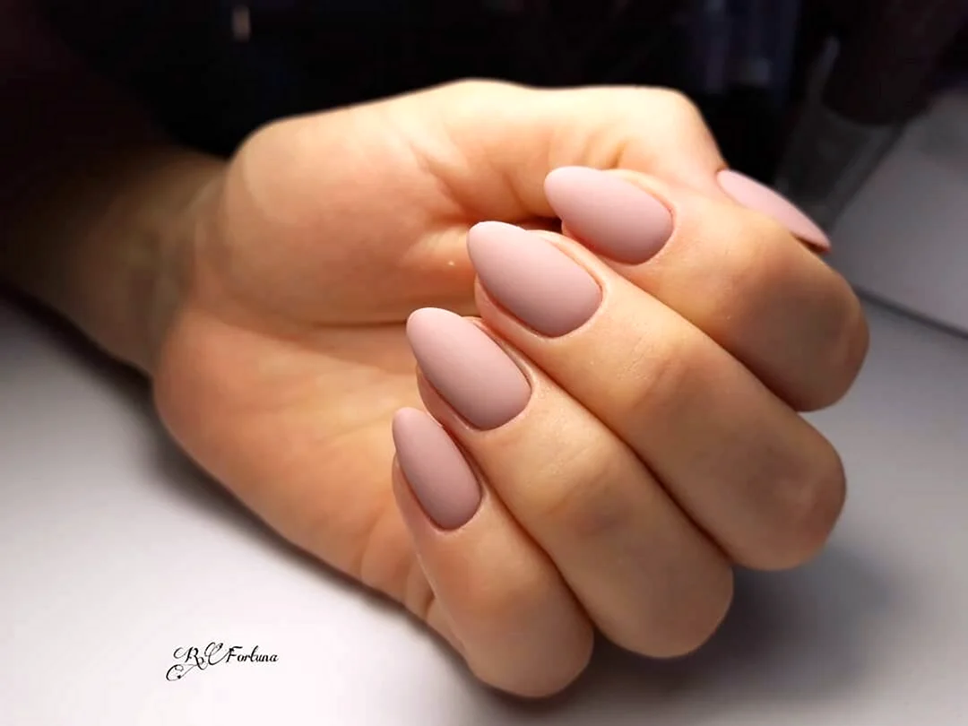 Нюдовый матовый маникюр миндаль