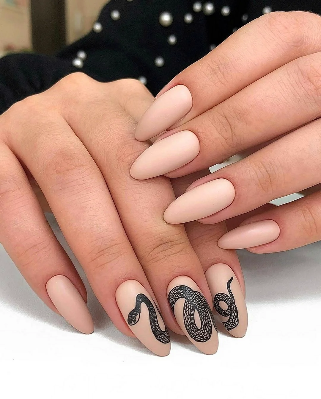 Маникюр на миндалевидные ногти