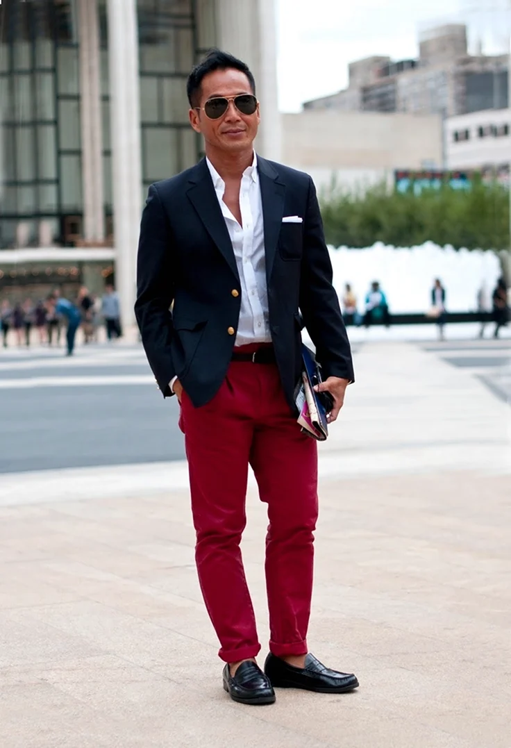 Красный пиджак мужской с синими брюками