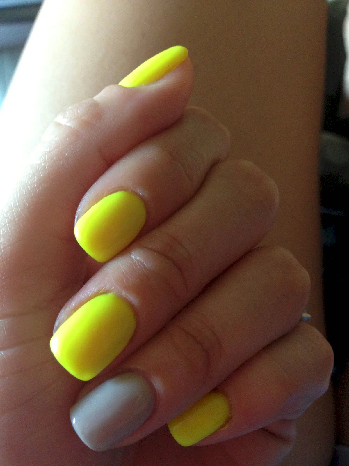 Ногти желтые с серым