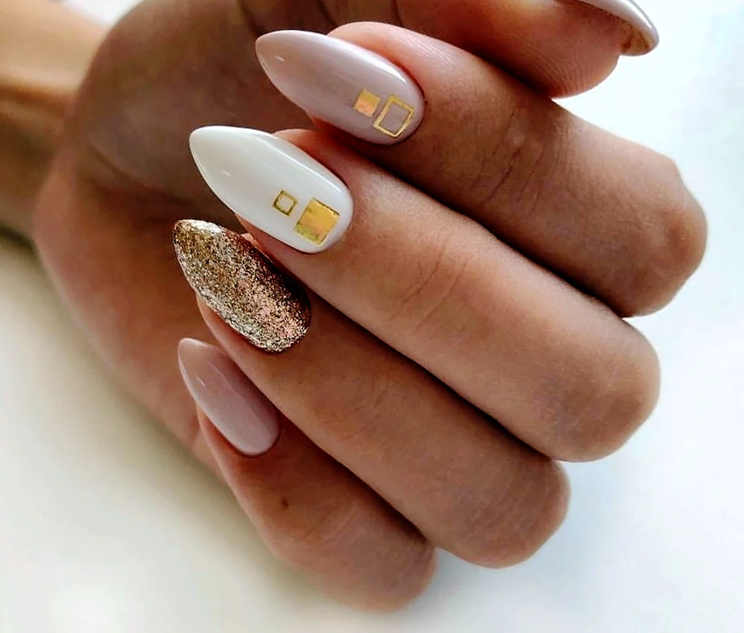 Ногти светлые с золотом