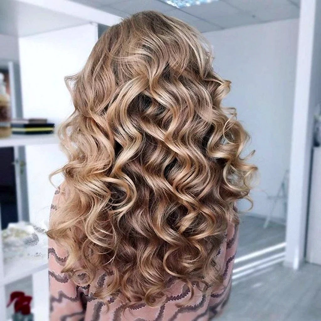 Локони на довге волосся плойкою