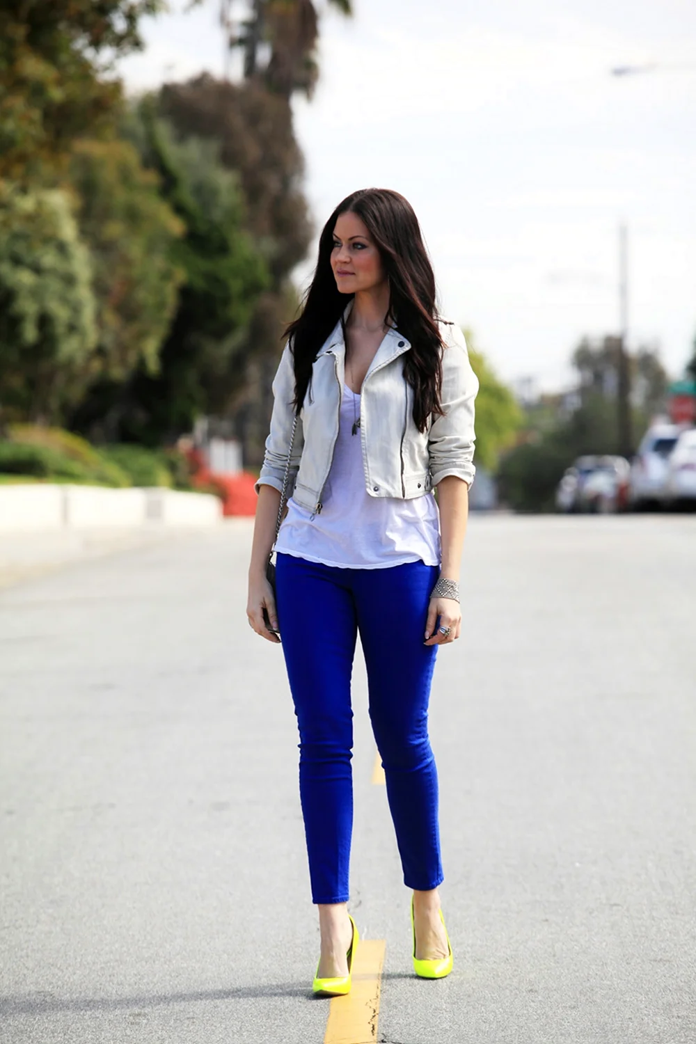 Девушка в синих брюках