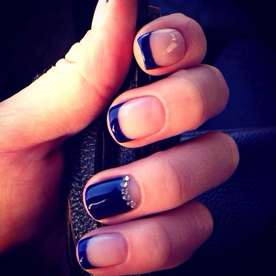 Французский маникюр с темно синим лаком