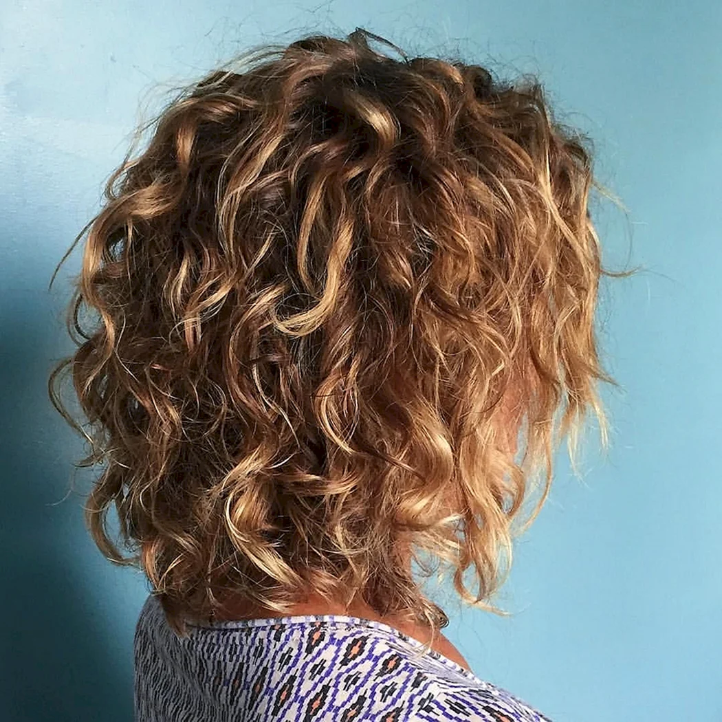 Каскад Шеггі Боб на Кучеряве волосся