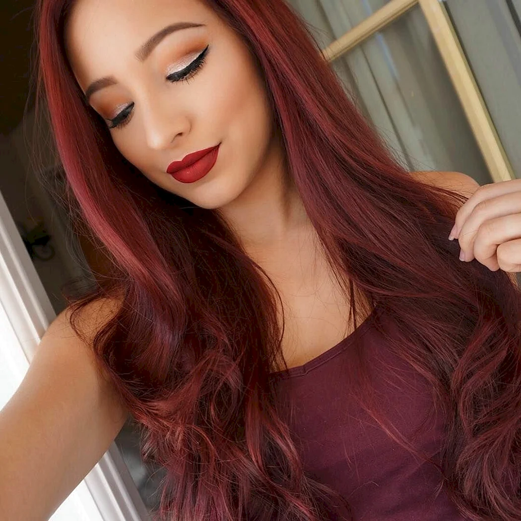 Даяна Кранк з бордовим волоссям