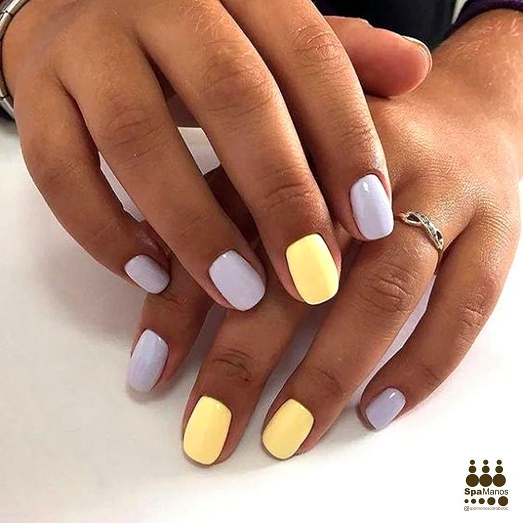 Бледно желтый маникюр на короткие ногти