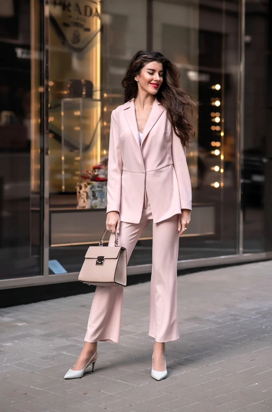 Пудровый брючный костюм