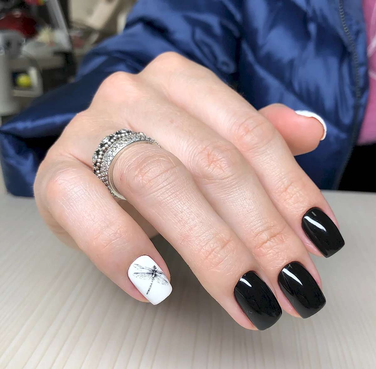 Черный маникюр со светоотражающим лаком