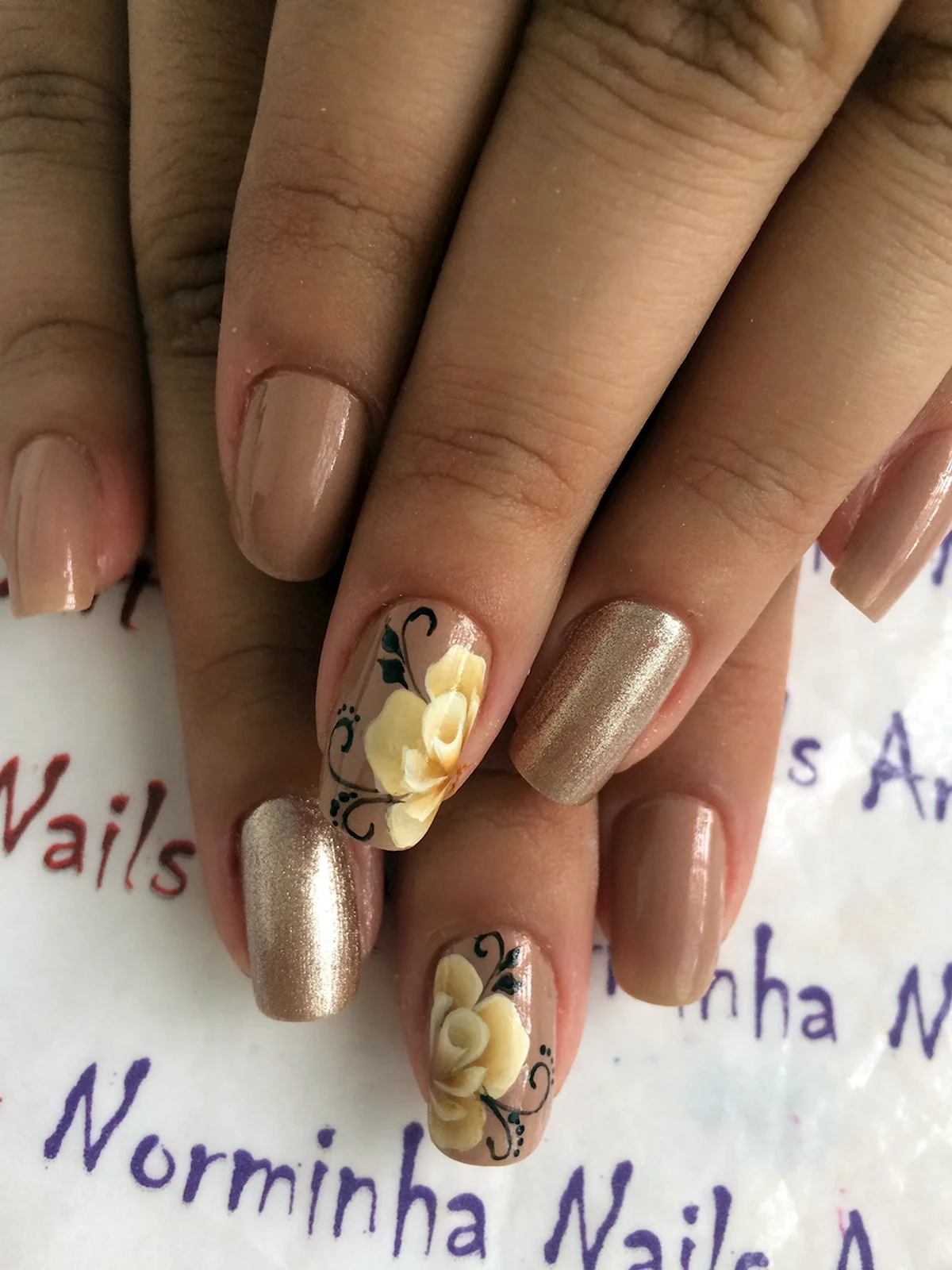 Бежевый маникюр с веточкой