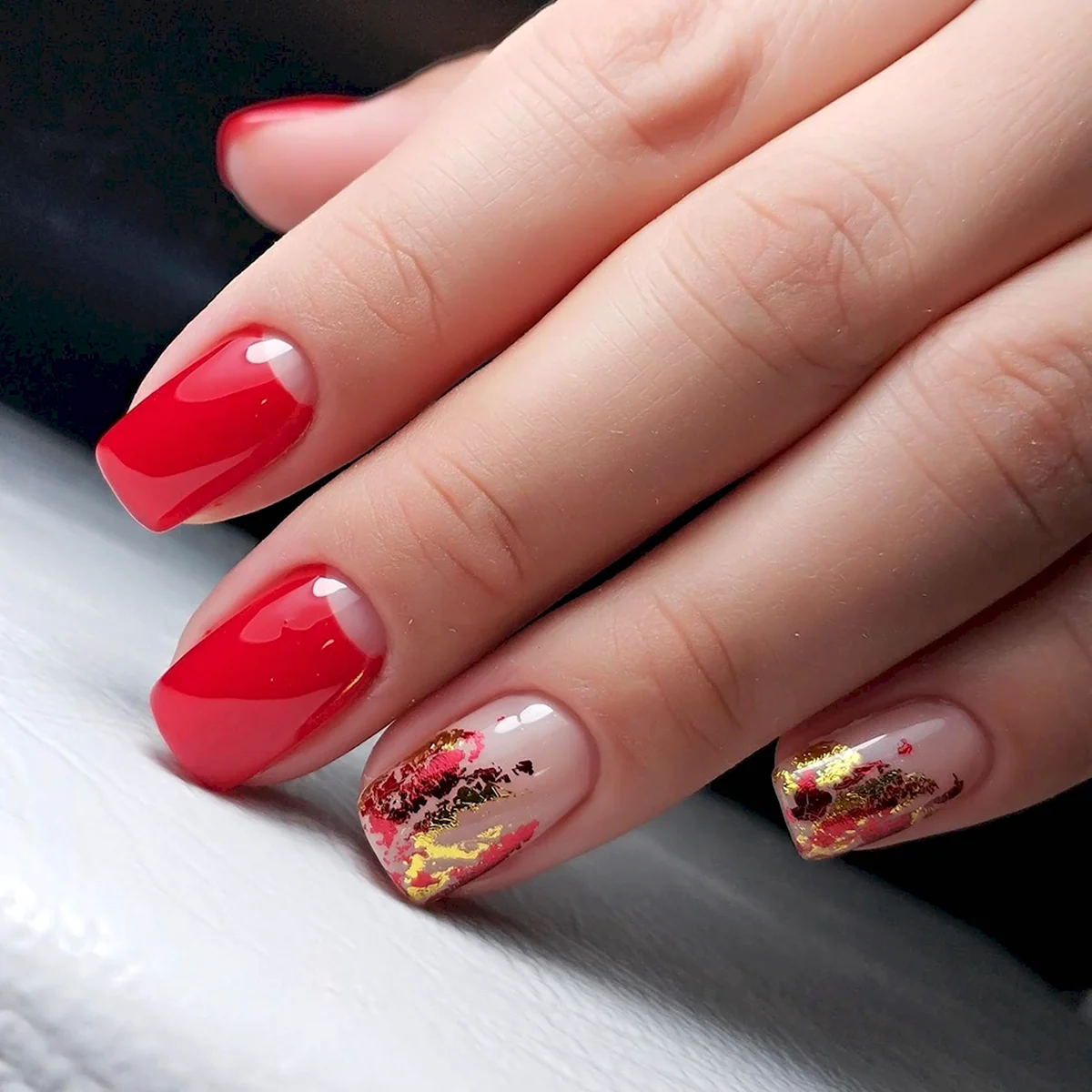 Красный маникюр с фольгой на короткие ногти