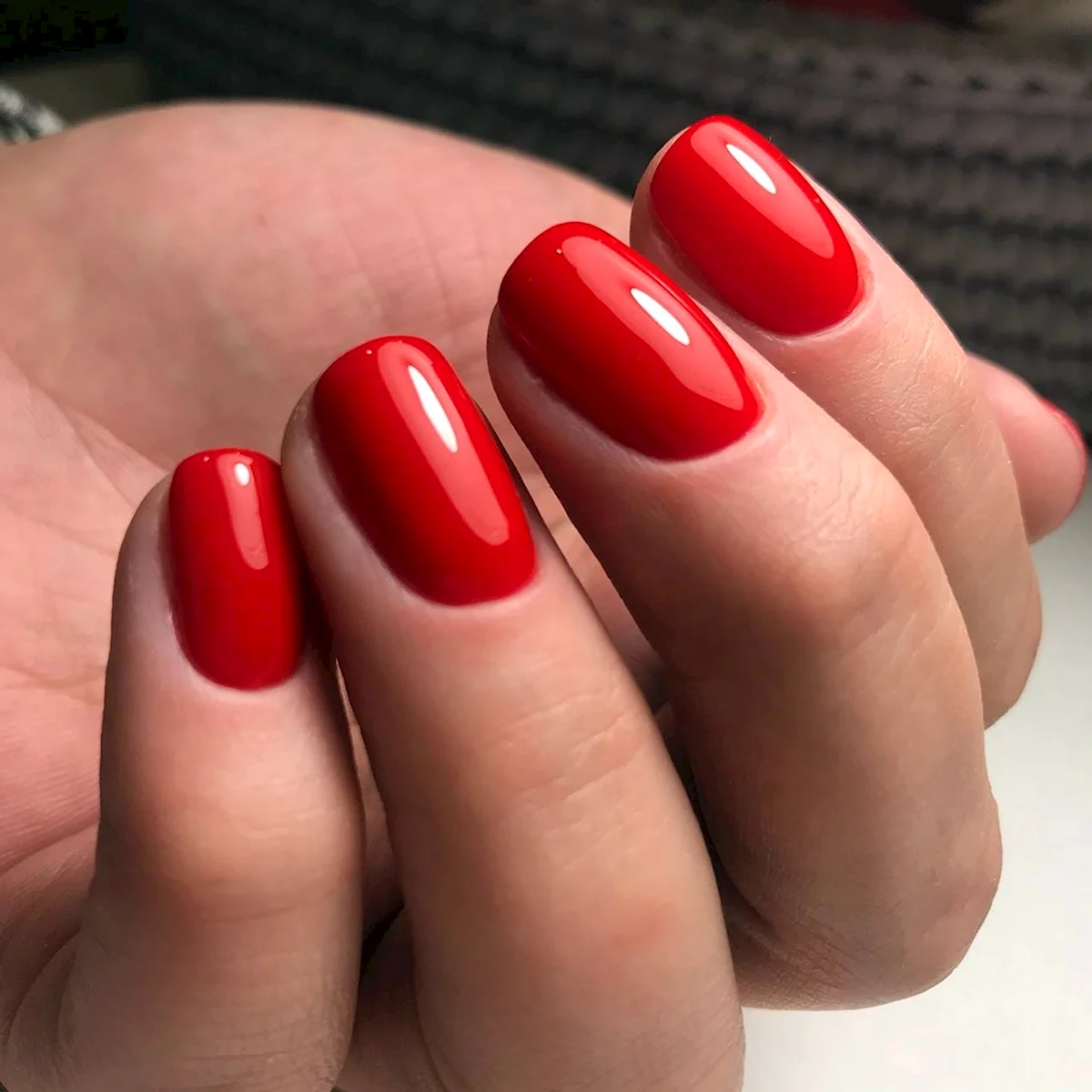 Красный маникюр однотонный