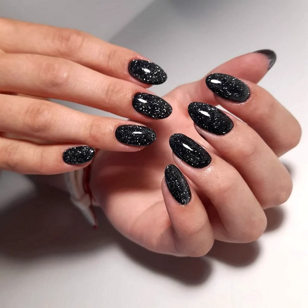Черный маникюр со светоотражающим лаком