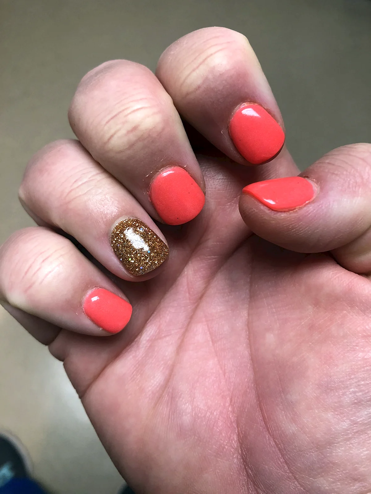 Маникюр коралловый с золотом