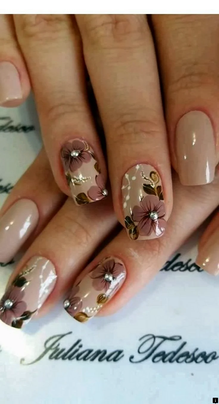 Бежевые ногти с цветочками