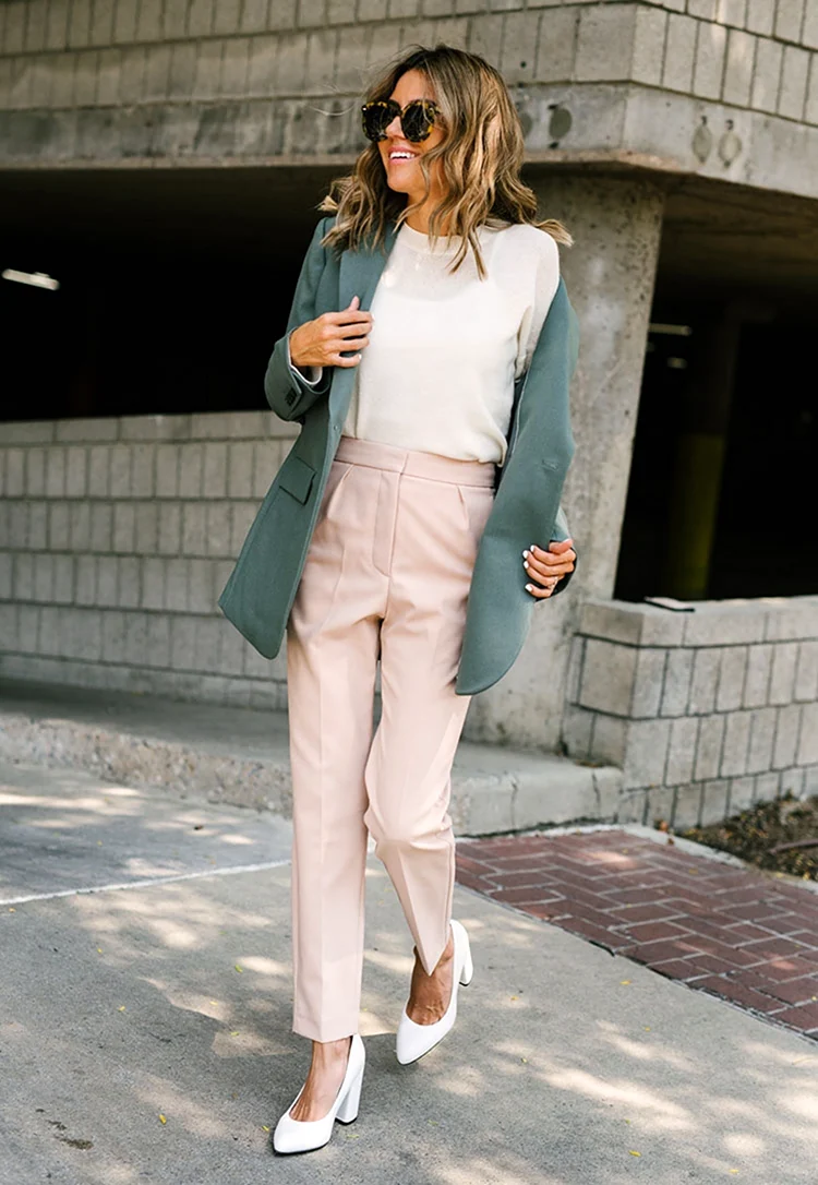 Серые брюки и блузка пастельных тонов