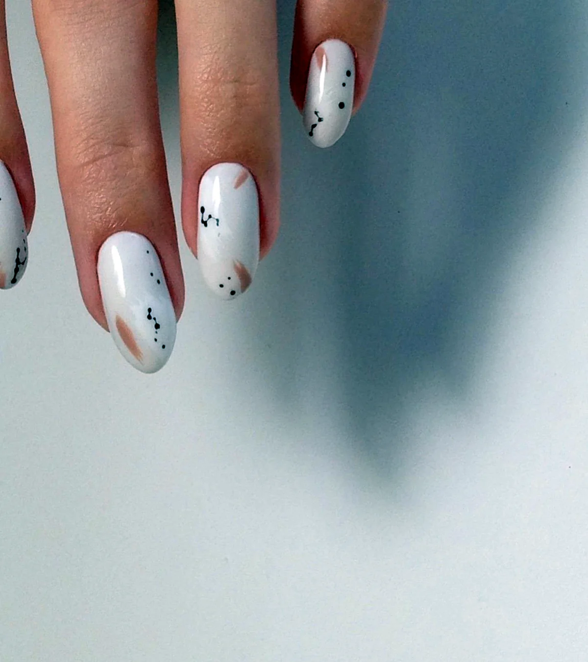 Молочный маникюр с рисунком