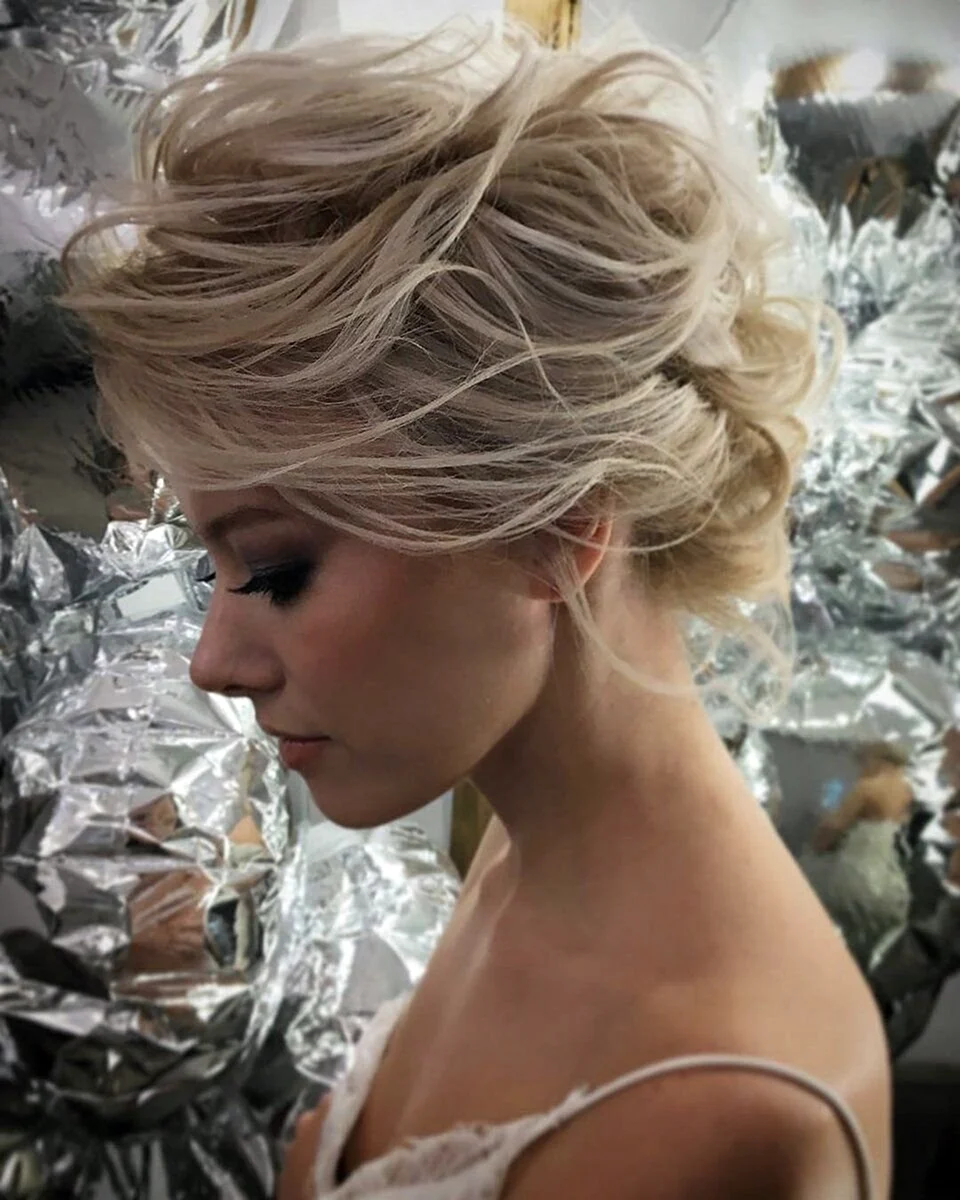 Вечірні зачіски з короткого волосся