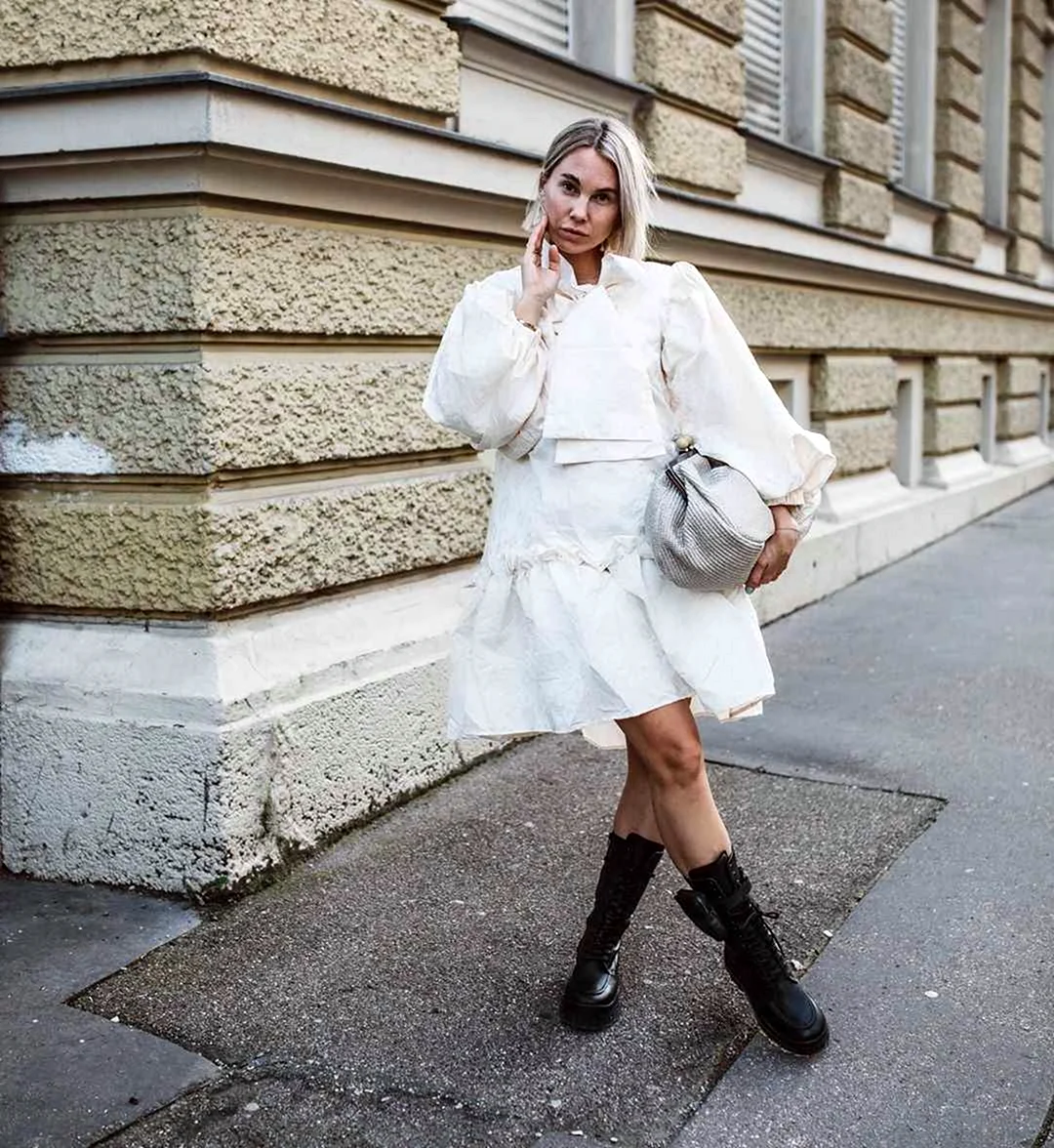 Стильные образы с белыми берцами