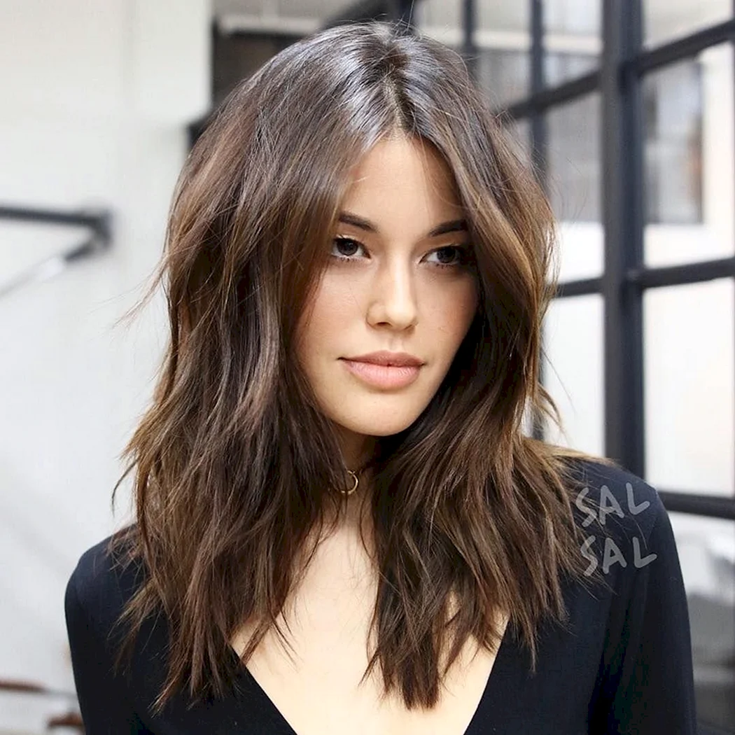 Стрижка Каскад- Шеггі на середнє волосся пряме