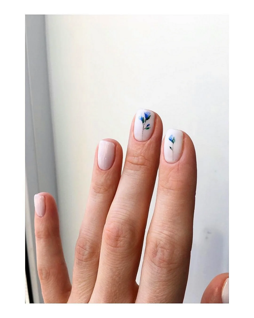 Ногти голубой нюд